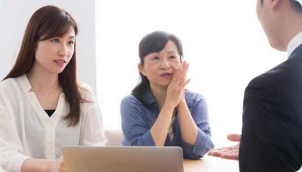 相談する親子